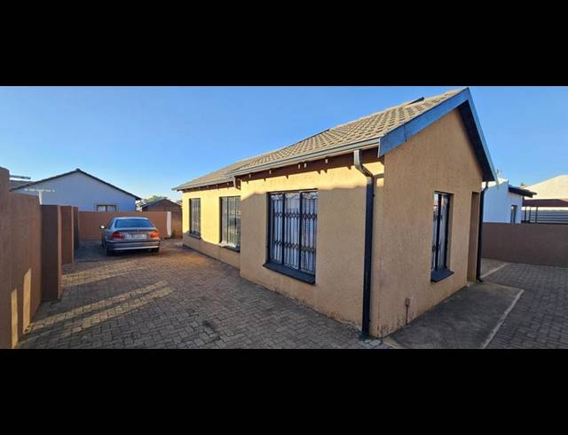 3 BEDROOM HOUSE FOR SALE IN LOTUS GARDENS